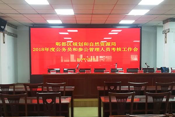會議室使用拼接屏好還是小間距LED好？