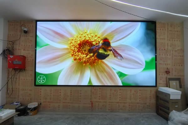 展廳使用投影機好還是LED顯示屏好，這兩種顯示大屏有什么區(qū)別